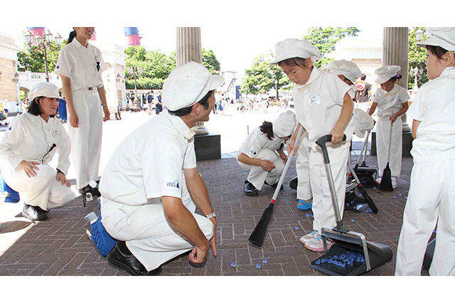 【夏休み】ディズニー憧れのキャスト体験、清掃体験プログラム 画像