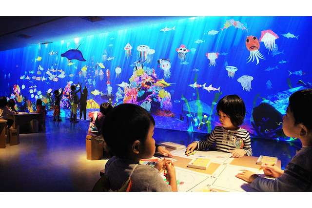 【夏休み】描いた魚が泳ぎだす…チームラボお絵かき水族館 画像