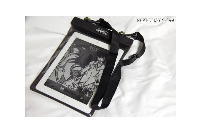 水辺でもiPad…3重ジッパーのiPad用防水ケース 画像