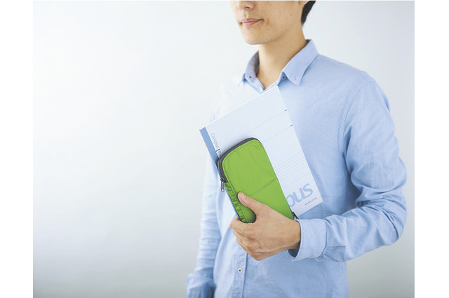 ペン立てにもなるペンケース、薄型フラットタイプ登場 画像