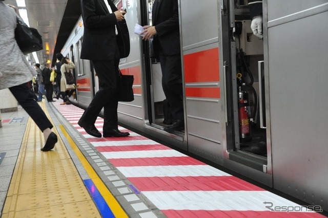 東京メトロ九段下駅ホームに赤白2色の「注意喚起シート」 画像