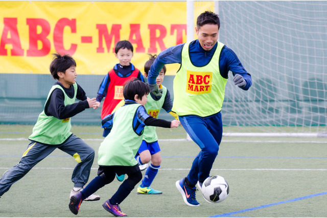 「本気でかかっておいで！」長友佑都、子どもたちとサッカー対決 画像