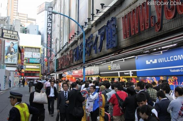 iPhone 4Sの予約で量販店に行列 画像