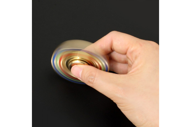 集中力アップ？蓄光タイプ「ハンドスピナー」発売 画像