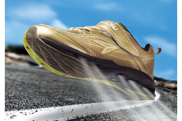 シューズ内の熱や水分を排出、瞬足2017年秋冬モデル 画像