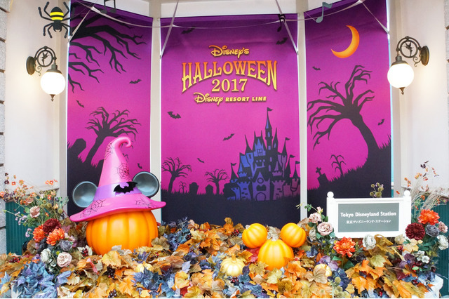 ディズニーリゾートラインがハロウィン装飾でゲストをお出迎え 画像