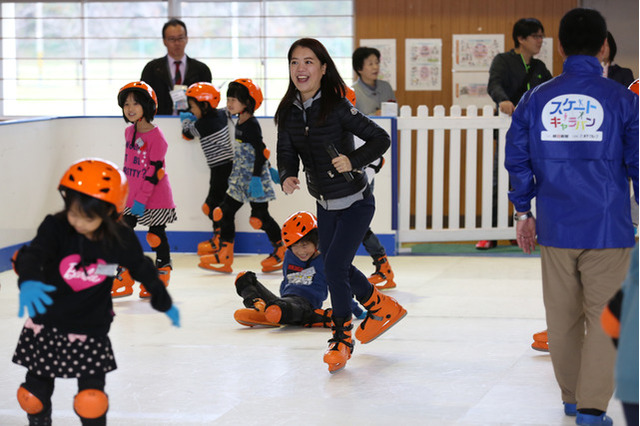 鈴木明子、閉校になる小学校でスケート体験授業 画像