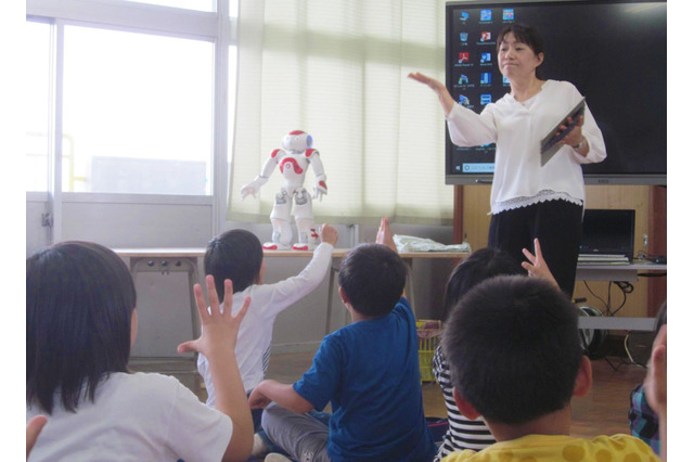 人型ロボットが英語の先生に、公立小で文科省新教材活用 画像