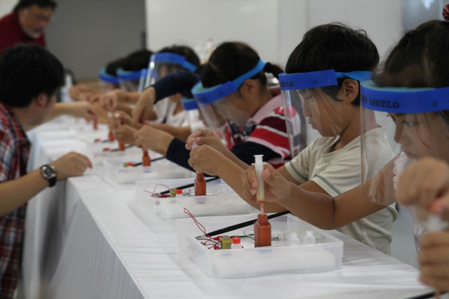 【夏休み2018】自由研究にも役立つ13プログラム「化学実験ショー」8/4・5 画像