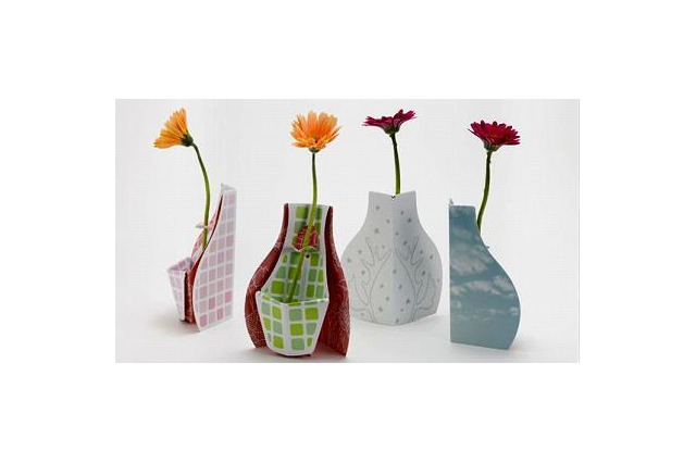 水を入れると一輪挿しになる、ecoな新素材の折り紙 画像