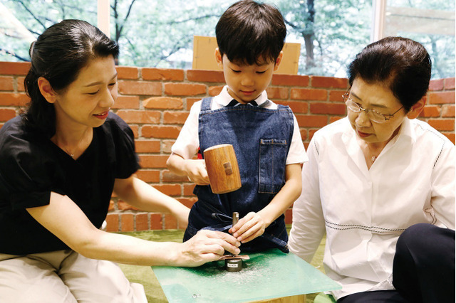 祖父母とものづくり体験、土屋鞄「敬老の日WORKSHOP」 画像