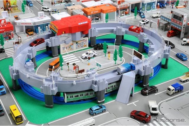 トミカが疾走する立体高速道路「トミカGO！GO！ハイウェイ」 画像
