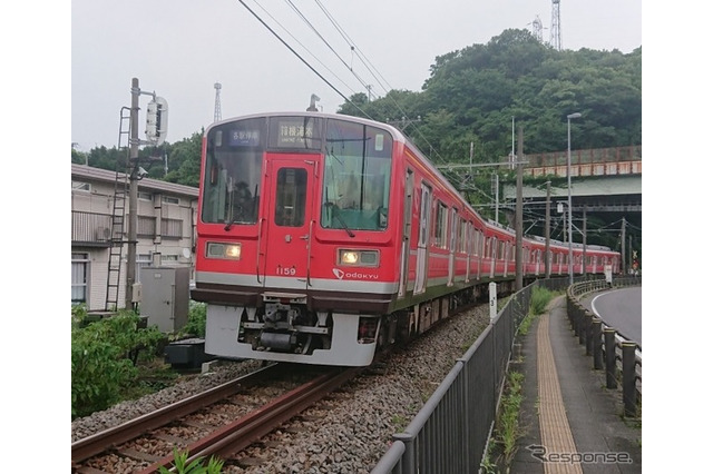 小田急に赤い1000形…箱根登山鉄道全線再開を記念 画像