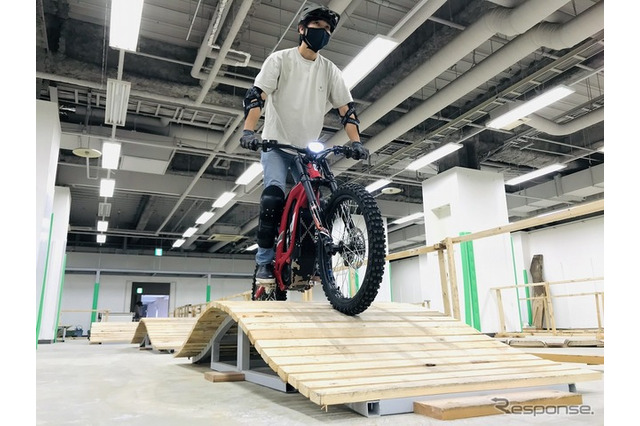 電動バイク専用インドアスポーツ施設がオープン 画像
