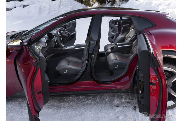 家族で乗れるフェラーリ「プロサングエ」4ドア＆4人乗り 画像