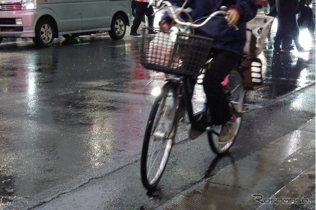 自転車のヘルメット着用推進…春の全国交通安全運動 画像