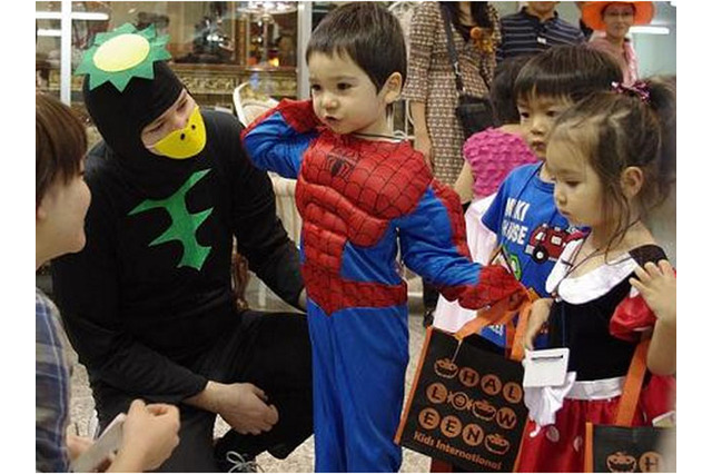 子ども英会話のキッズインターナショナル、ハロウィーンパレードを開催 画像