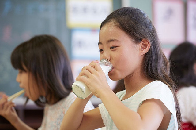 給食の牛乳、お茶に変えたい58.1%…好きなメニュー1位は 画像
