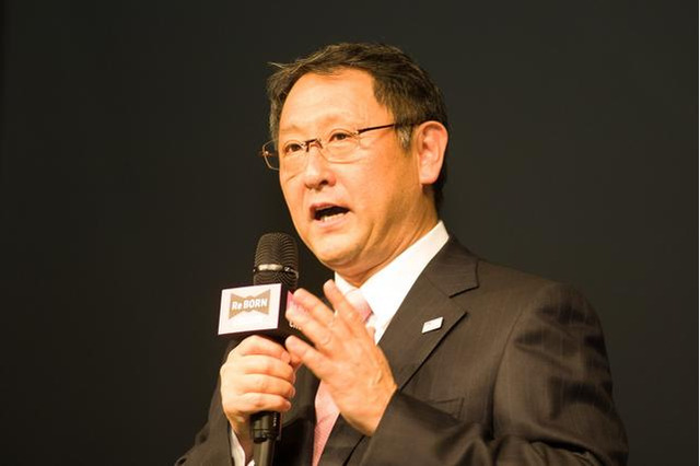 ピンクのクラウン市販化を約束…トヨタ豊田章男社長 画像