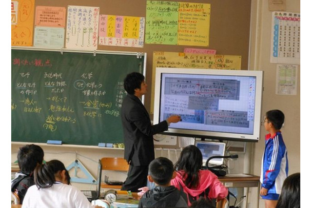 三田市、市内全小中学校で電子黒板を活用 画像
