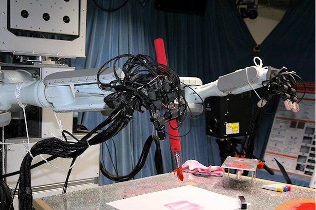 ロボット先端研究などが見られる東大の「生研公開2013」、小学生対象理科教室も 画像