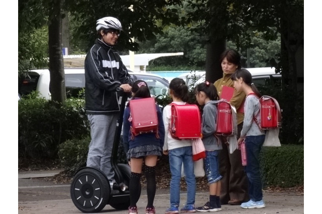 大学生がセグウェイで小学校児童の安全な下校を支援、筑波学院大学 画像