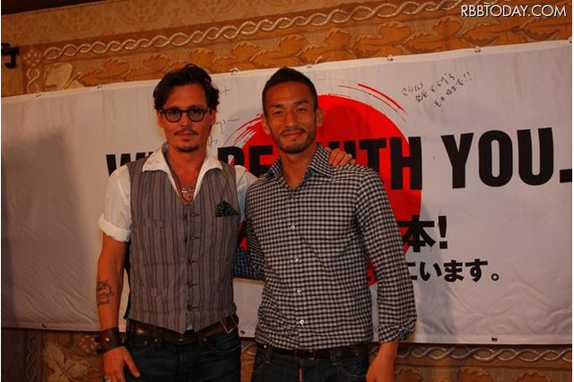 ジョニー・デップが日本にエール、中田英寿と熱い握手 画像