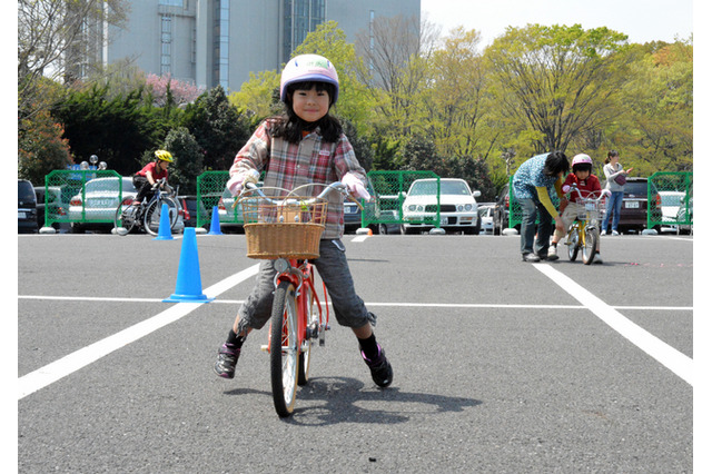 西武園ゆうえんち補助輪はずし大作戦、30組の親子が挑戦 画像