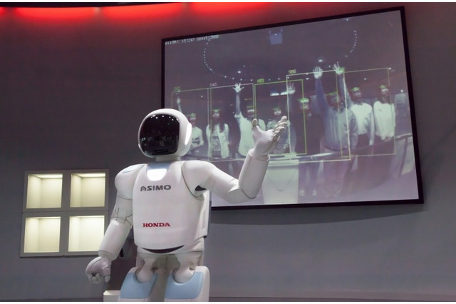 オバマ大統領と対面のASIMO、英語で挨拶 画像
