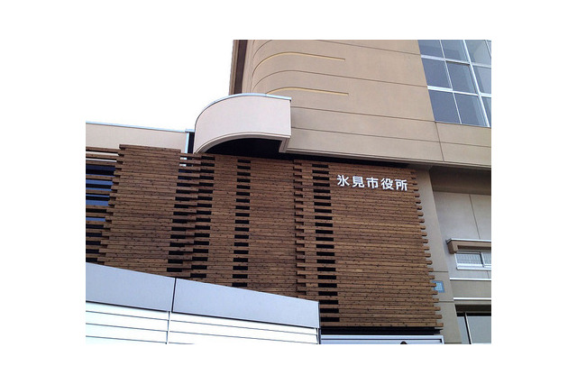 富山県の氷見市役所、体育館を庁舎に再利用 画像