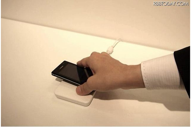 世界初、置くだけで充電できるスマートフォンとは？ 画像