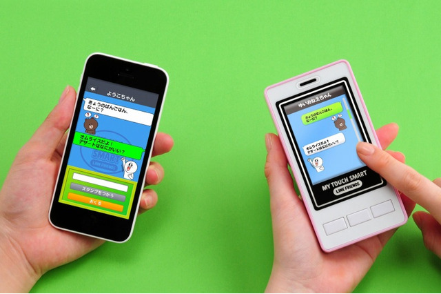 タカラトミー、本物のスマホとLINE体験できるスマホ型玩具を発売 画像
