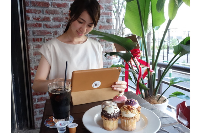カフェ・バーに用意されたiPadで旅行の相談、20～40代の女性がターゲット 画像