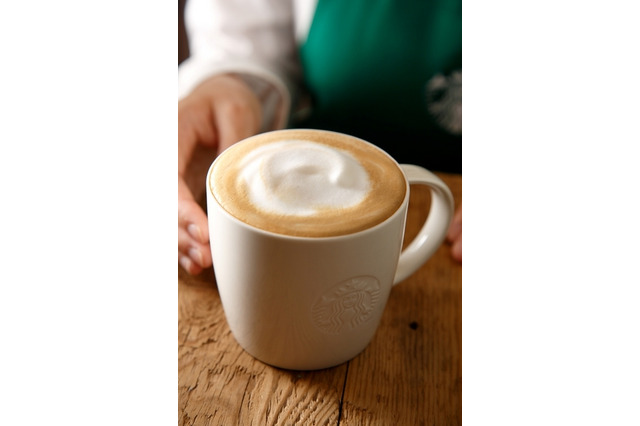 スターバックスラテの全面リニューアル、芳醇な風味とさらっとした後味に 画像