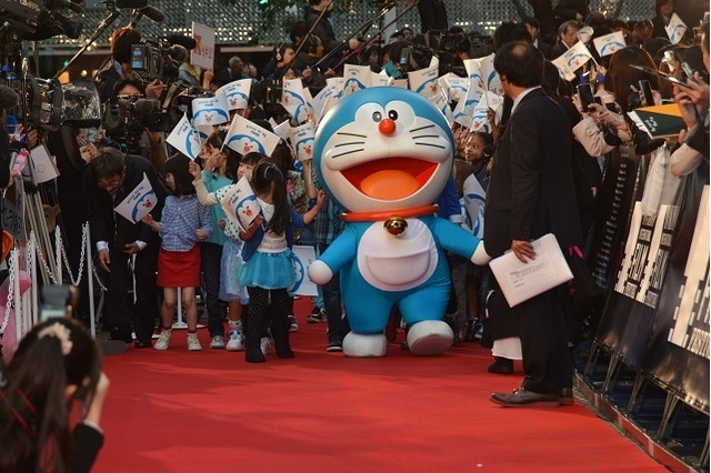 ドラえもん、TIFFレッドカーペットに世界の子どもたちと登場 画像
