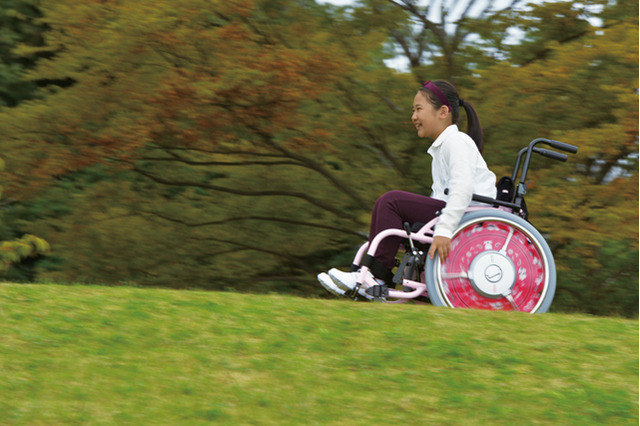 ヤマハ、子ども用ニーズに対応した車いす用電動アシストユニット発売 画像