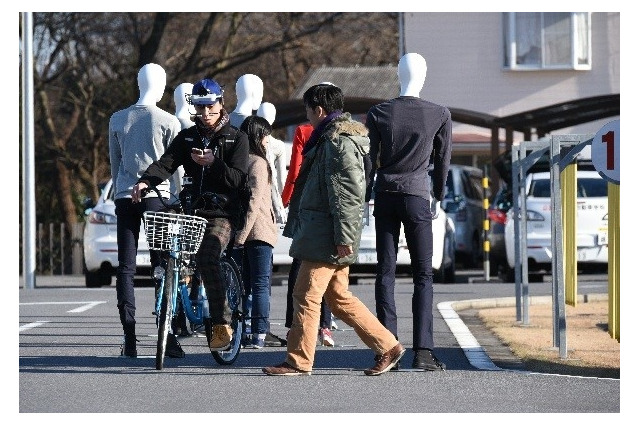 JAFが動画で注意喚起、歩行者や自転車の「ながらスマホ」 画像