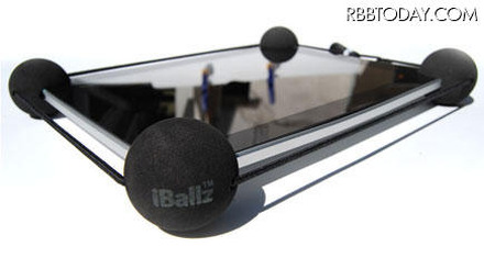 iPad 2/iPadを保護するボール型アイテム、コスモウェブ 「iballz minis（アイボールズ ミニズ）」（型番：camiBallzminis）の取り付けイメージ（iPadは別売）