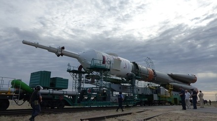 射点へ移動するソユーズロケット（出典：JAXA）