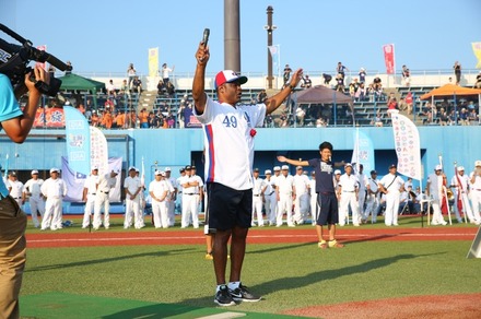 クロマティ、リトルリーグ野球に登場…子どもとMLB式ストレッチ実践