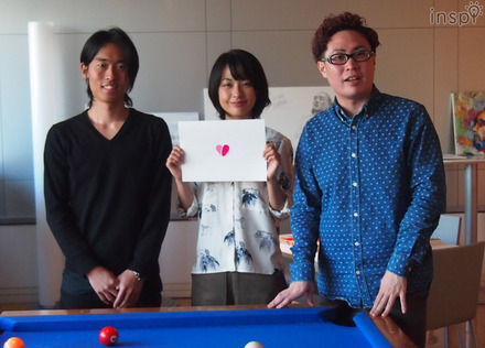 「TWINSHEART by DOTLINER」のロゴを紹介する「McCANN MILLENNIALS」のメンバー。左から、足立さん、斎藤さん、折茂さん。