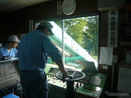 見学会ではケーブルカーの運転室で運転操作の様子を見学できる。