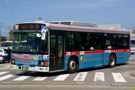 三崎口駅と油壺を結んでいる京急バスの三4系統。5月27日から京急油壺マリンパークまで延長される。