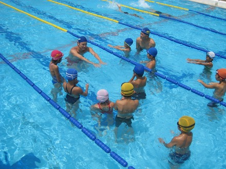 KITAJIMAQUATICSに所属する細川大輔氏（2007年世界水泳銅メダリスト）の指導風景