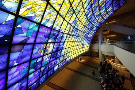 特別公開されるパシフィコ横浜の国立大ホールにあるステンドグラス