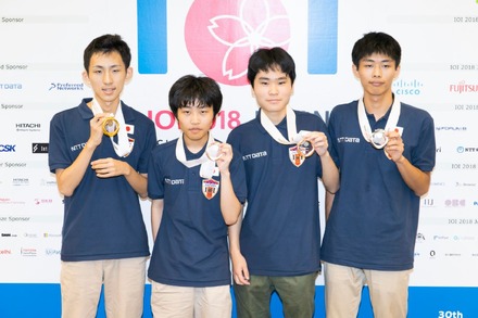 メダルを獲得した日本代表選手の（左から）井上さん、清水さん、行方さん、細川さん