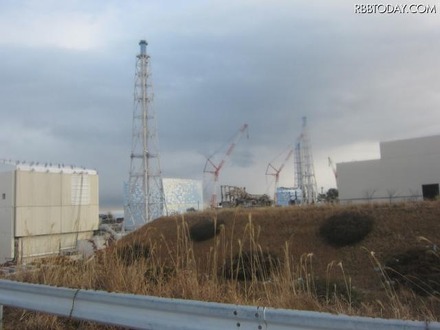 免震重要棟裏より2・3号機原子炉建屋を臨む（1月9日撮影）