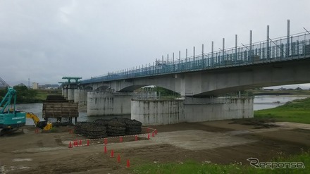建設中の九頭竜川橋梁。2019年6月。橋脚は県道部分と一体で整備されたため、新幹線のすぐ脇を自動車が通る珍しい橋となる。現在、県道の橋は左岸部分のみが着工されている。