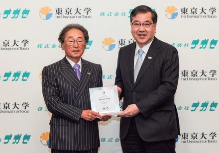 （左）ナガセの永瀬昭幸代表取締役社長／（右）東京大学の五神真総長