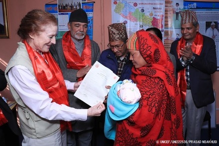 ユニセフ事務局長 ヘンリエッタ・フォアから出生登録書を受け取るネパールの母親。（2019年11月3日撮影）